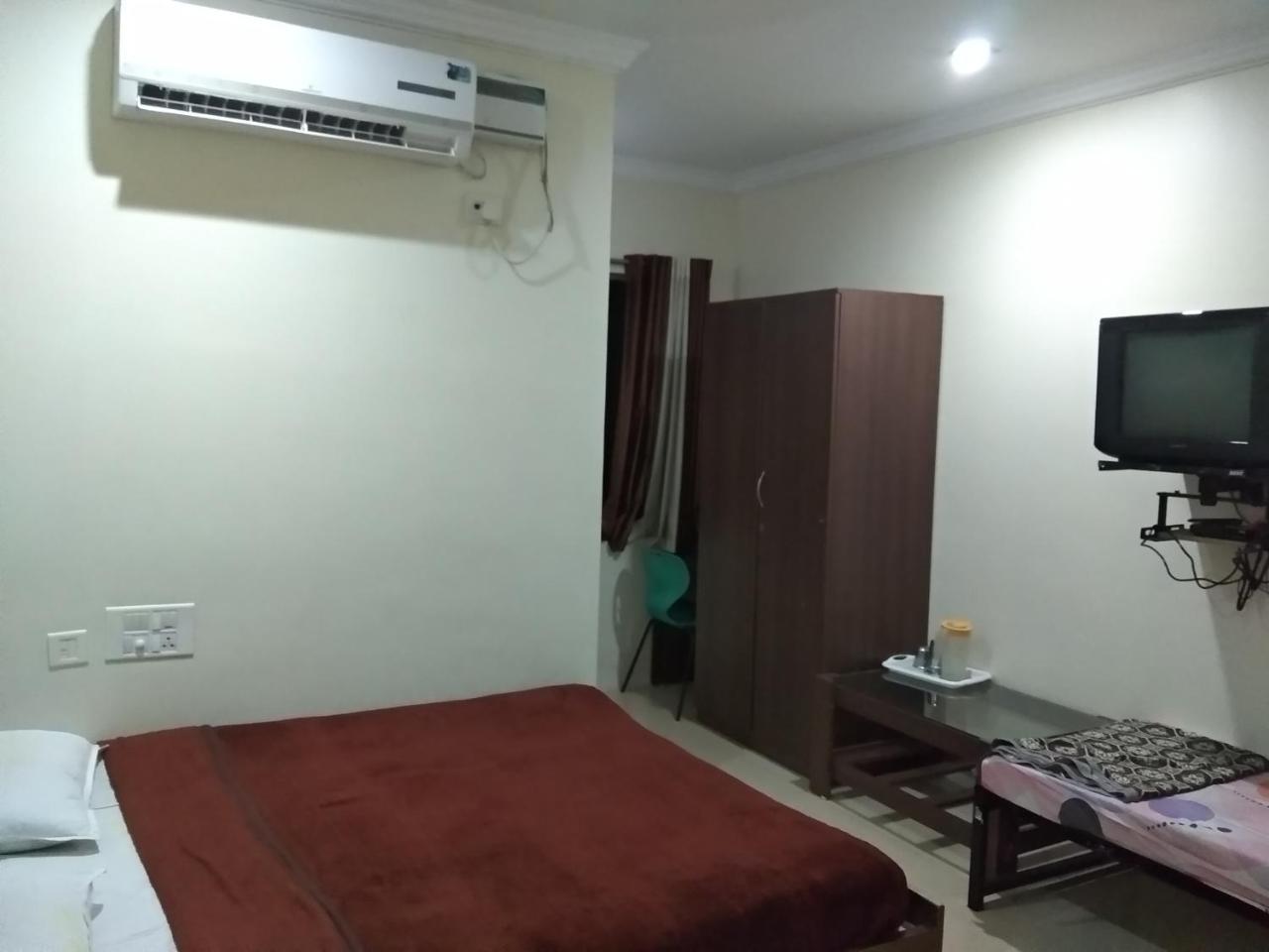 Sai Tirumala Residency 蒂鲁帕蒂 外观 照片